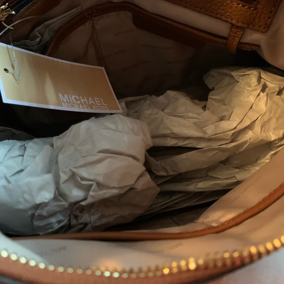 Michael kors purse not available in stores anymore - Picture 3 of 6